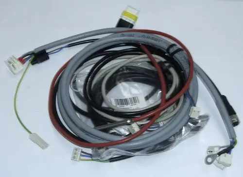 Kabelsatz mit mehreren Anschlusskabeln in verschiedenen Farben, verwendet für die Installation von Daikin Altherma C Oil-Systemen.